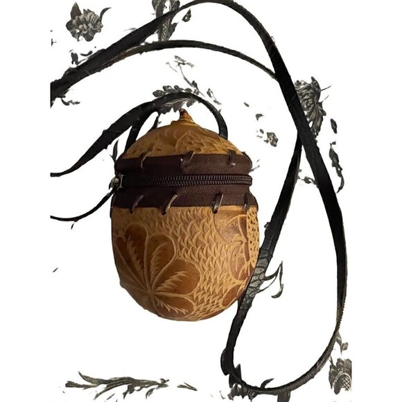 Crossbody Minimalistic Bag with Zipper Closure - Picture 7 of 8